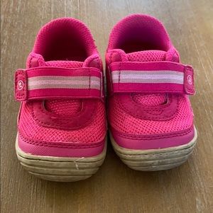 3/$15 💕 Stride Rite First walker sneakers Size 4
